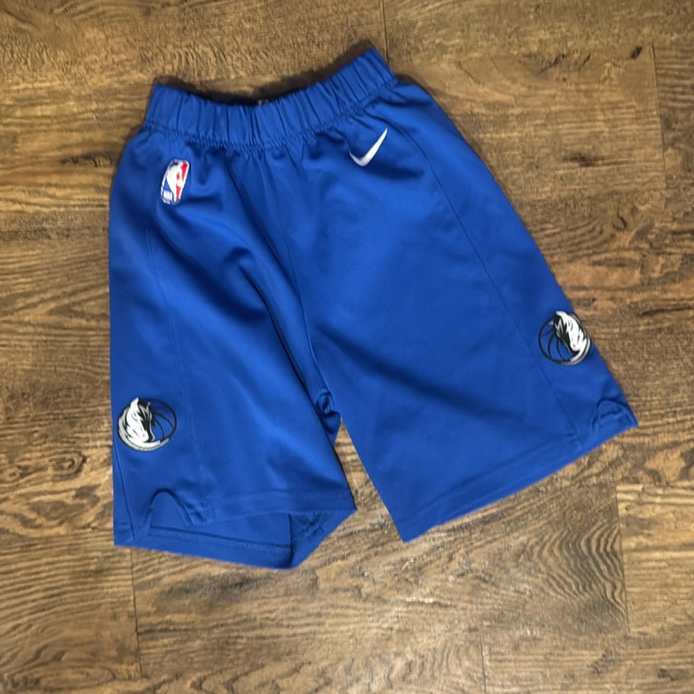 Nike Dallas Mavericks shorts royal youth large (but run smaller)
